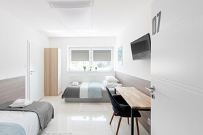 Escritorio, tabla de planchar con plancha, wifi gratis y ropa de cama
