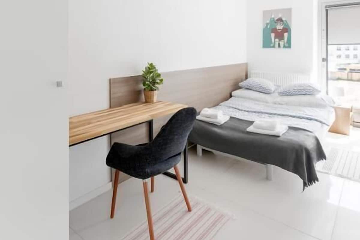 Habitación doble, baño compartido (06) | Escritorio, tabla de planchar con plancha, wifi gratis y ropa de cama 