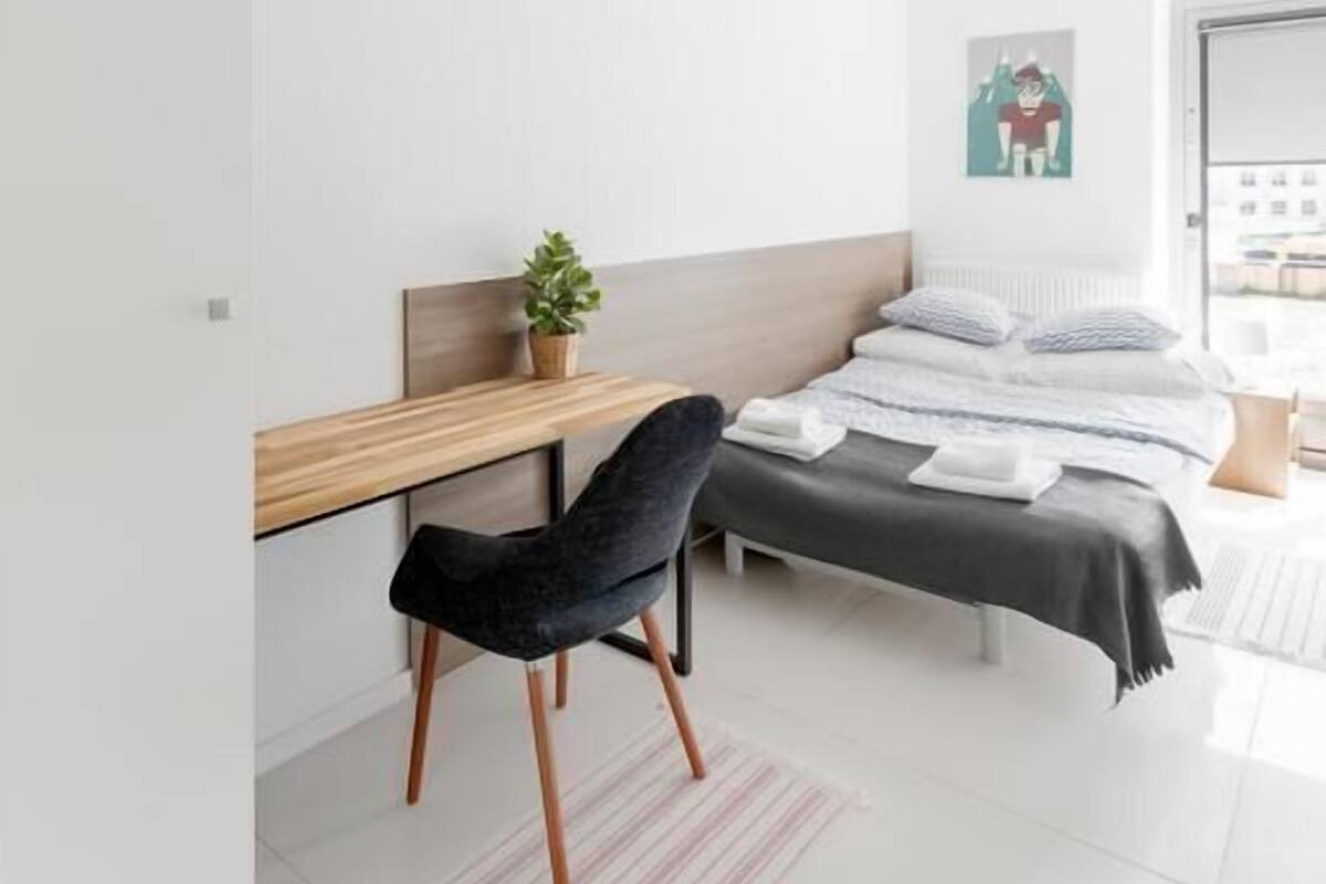 Habitación doble, baño compartido (06) | Escritorio, tabla de planchar con plancha, wifi gratis y ropa de cama