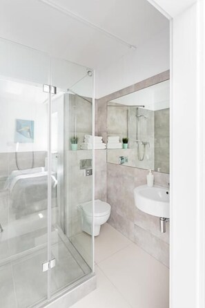 Dreibettzimmer, eigenes Bad (08) | Badezimmer | Dusche, Handtücher