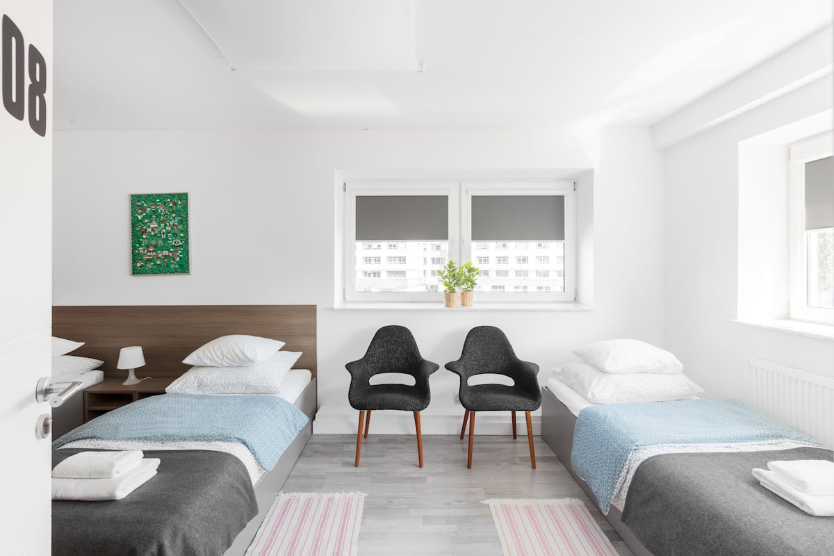 Habitación triple, baño privado (08) | Escritorio, tabla de planchar con plancha, wifi gratis y ropa de cama 
