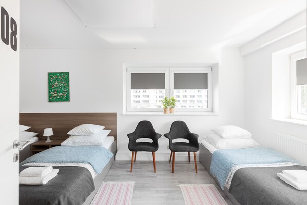 Chambre Triple, salle de bains privée (08) | Bureau, fer et planche à repasser, Wi-Fi gratuit, draps fournis