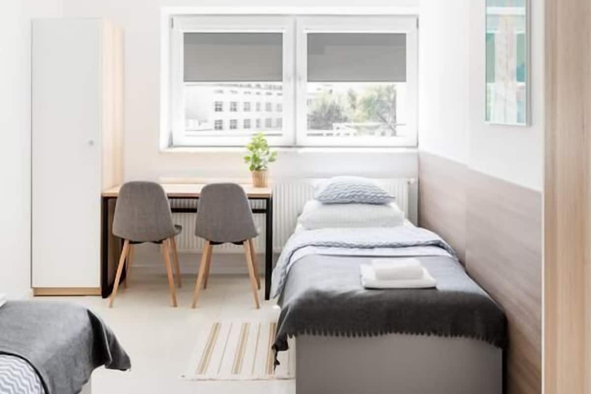 Chambre avec lits jumeaux, salle de bains commune (05) | Bureau, fer et planche Ă repasser, accĂšs au Wi-Fi (inclus)
