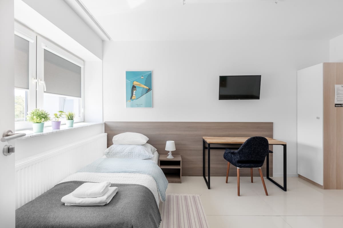 Habitación con 2 camas individuales, baño privado (07) | Escritorio, tabla de planchar con plancha, wifi gratis y ropa de cama