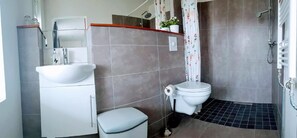 Triple Room, Private Bathroom | Bathroom | Free toiletries, hair dryer, towels