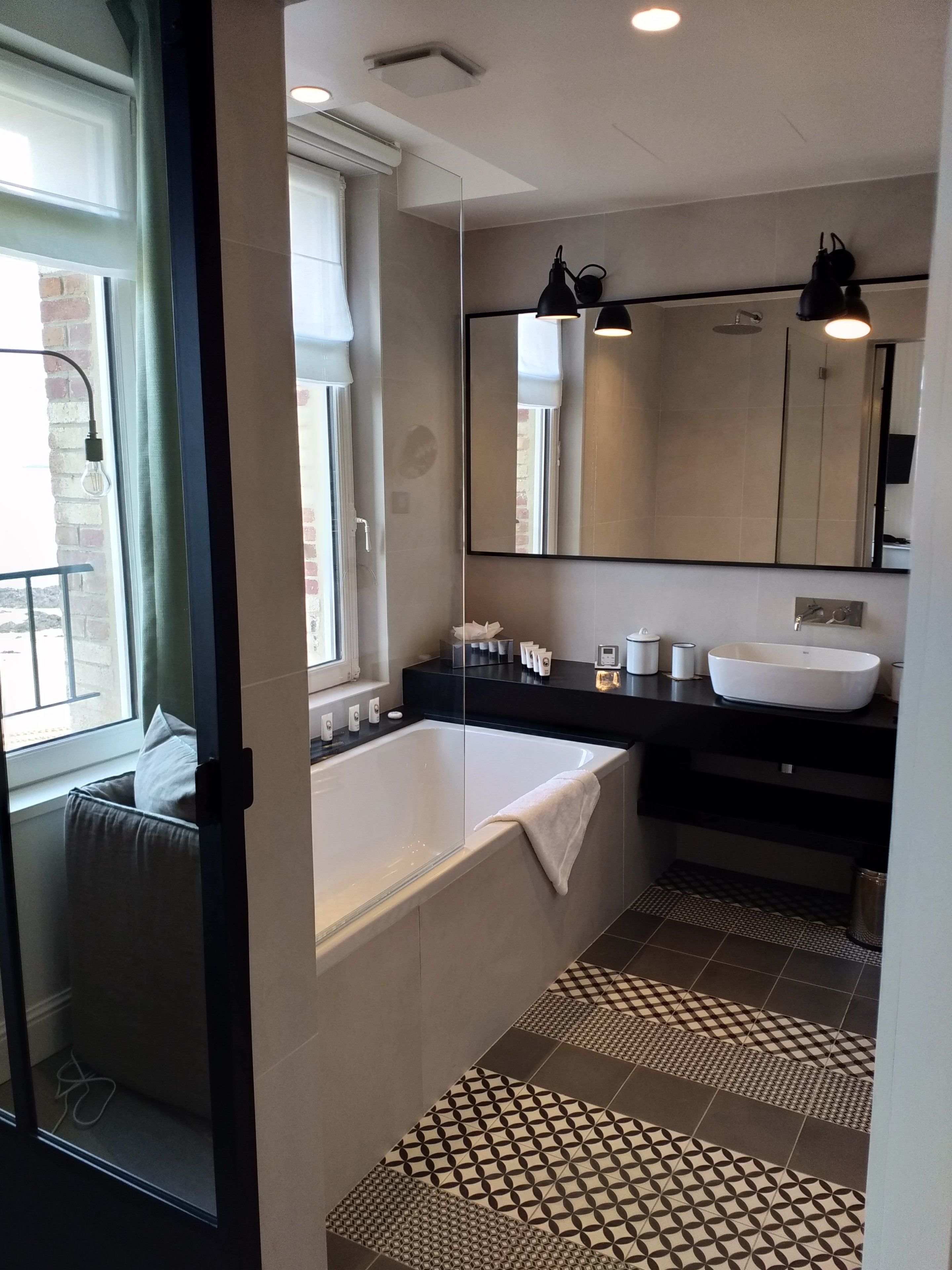 junior room, non smoking, sea view (annexes) | bathroom | designer toiletries, hair dryer, bathrobes, slippers