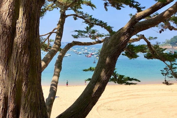 Habitación superior con 1 cama matrimonial o 2 individuales, vista parcial al mar (Poternes) | Vista desde la habitación