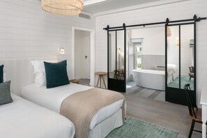 Habitación Deluxe con 1 cama matrimonial o 2 individuales, vista parcial al mar (Poternes) | Ropa de cama de alta calidad y caja de seguridad en la habitación