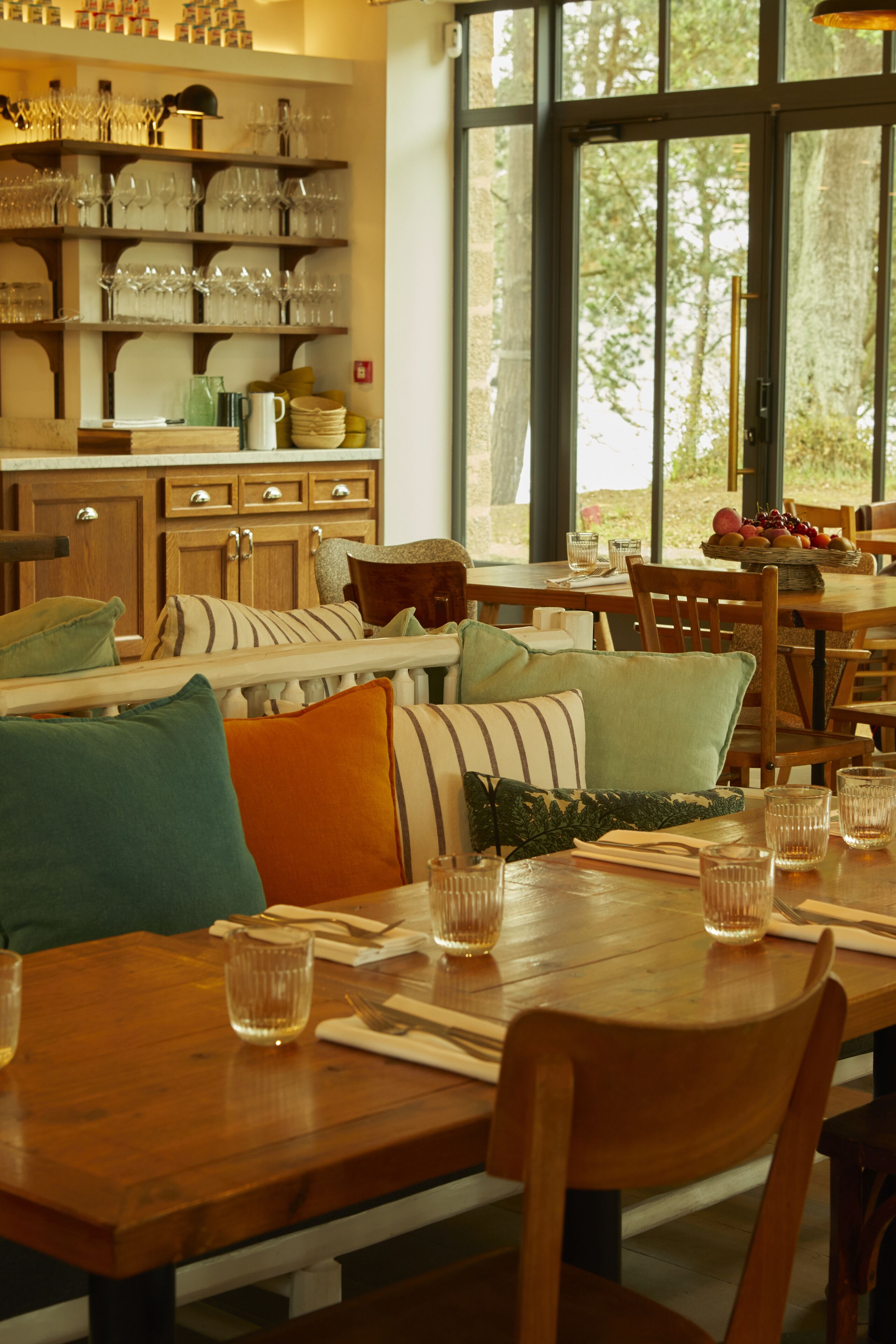 breakfast, lunch, dinner served; local cuisine, al fresco dining