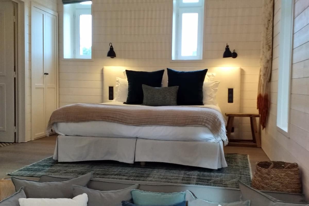 standard room (poternes) | premium bedding, in-room safe, blackout curtains, soundproofing