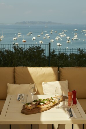 Frühstück, Mittagessen, Abendessen, lokale Küche, Speisen im Freien 