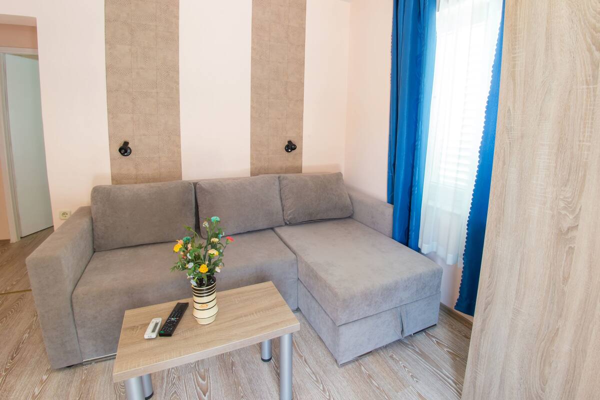 Tabla de planchar con plancha, wifi gratis y ropa de cama