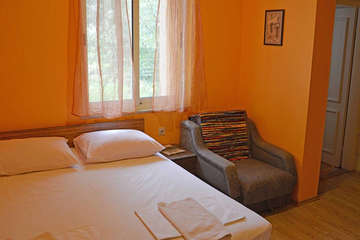 Tabla de planchar con plancha, wifi gratis y ropa de cama