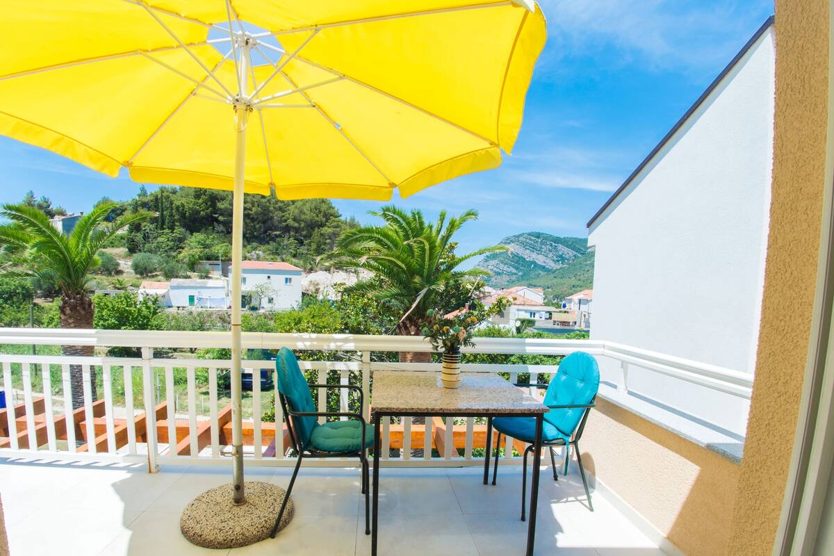 Tabla de planchar con plancha, wifi gratis y ropa de cama