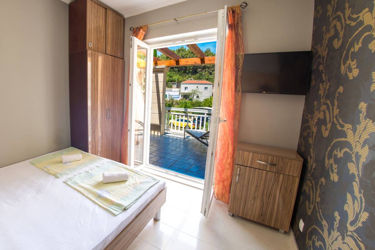 Tabla de planchar con plancha, wifi gratis y ropa de cama