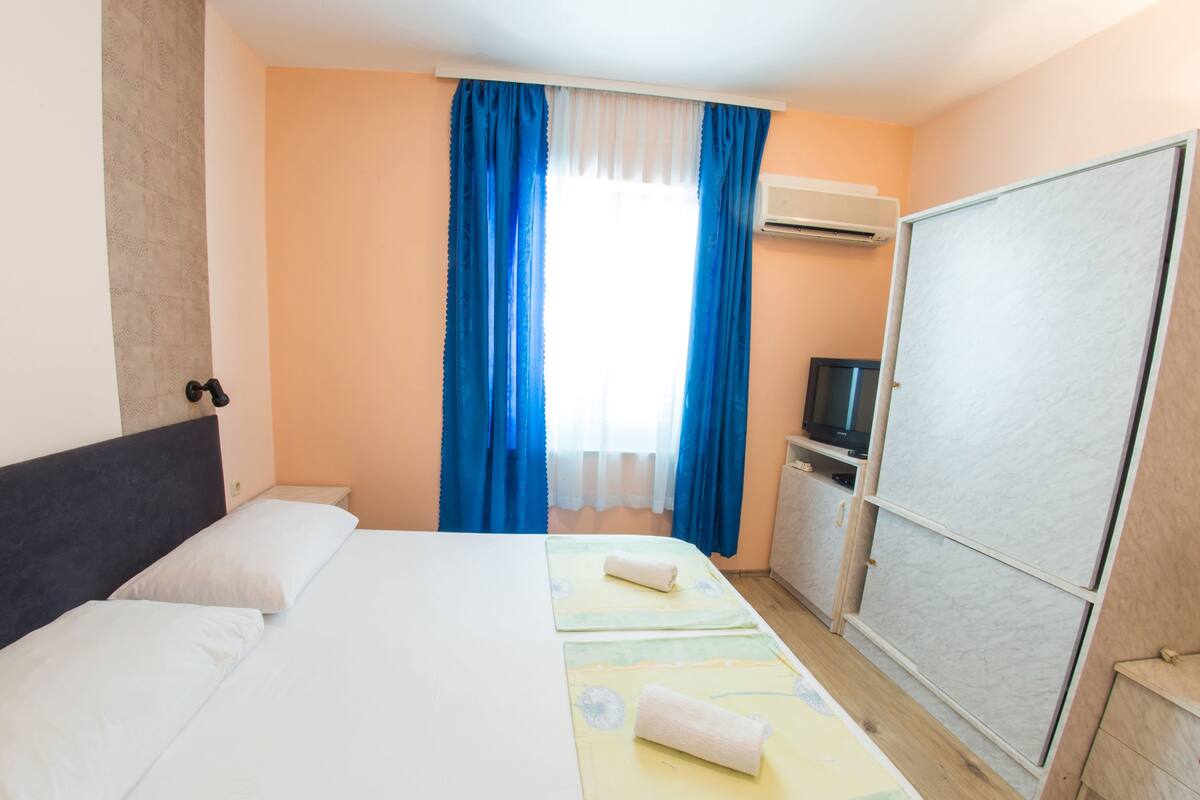 Tabla de planchar con plancha, wifi gratis y ropa de cama