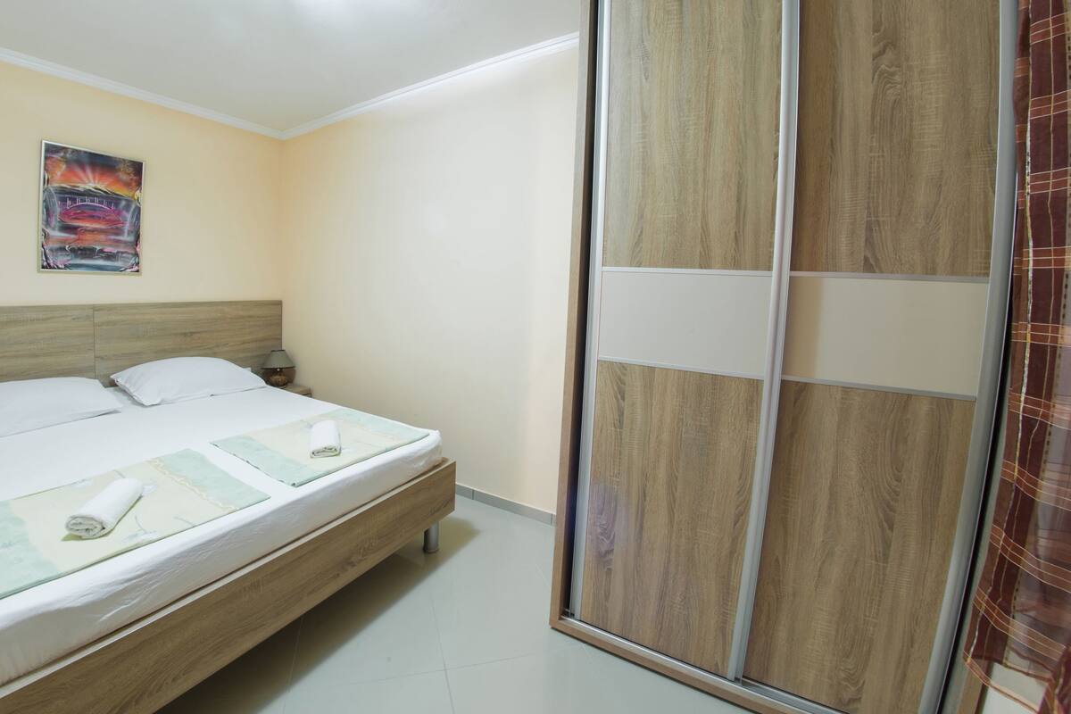 Tabla de planchar con plancha, wifi gratis y ropa de cama