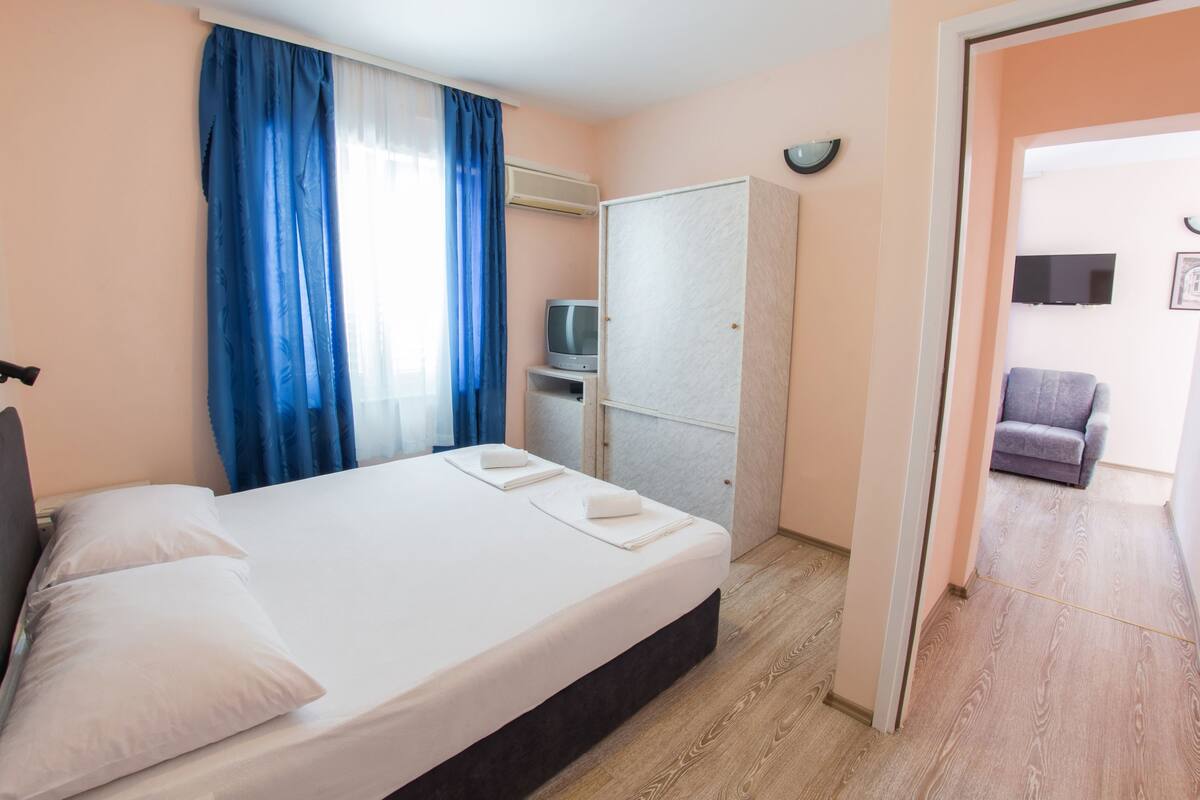 Tabla de planchar con plancha, wifi gratis y ropa de cama