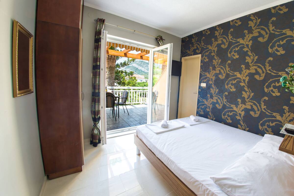 Tabla de planchar con plancha, wifi gratis y ropa de cama