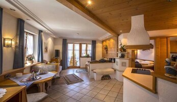 Apartment (Gebirgsveilchen) | Living area | 100-cm flat-screen TV with cable channels, TV