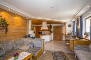 อพาร์ทเมนท์ (Gebirgsveilchen) | บริเวณนั่งเล่น | ทีวีจอ��แบน 100 ซม. พร้อมช่องเคเบิล, ทีวี