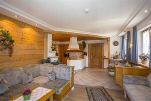 Apartment (Gebirgsveilchen) | Living area | 100-cm flat-screen TV with cable channels, TV