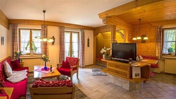 Apartment (Enzian) | Living room | 100-cm flat-screen TV with cable channels, TV