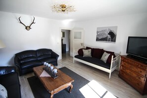 45-inch flat-screen TV with satellite channels, TV - Alpenlodge (Garmisch-Partenkirchen)