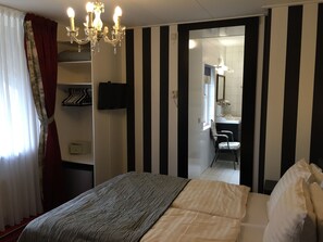 雙人房 | 客房內保險箱、書桌、隔音、免費無線上網