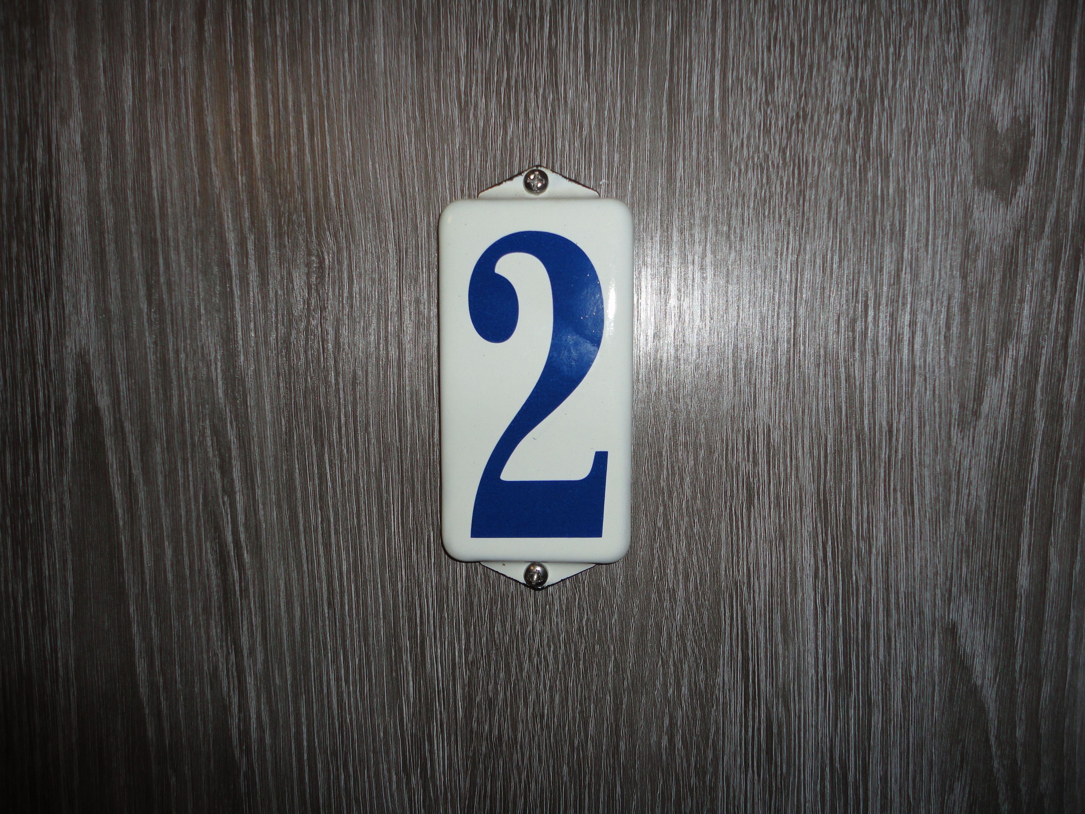 single room | in-room safe, desk, soundproofing, free wifi