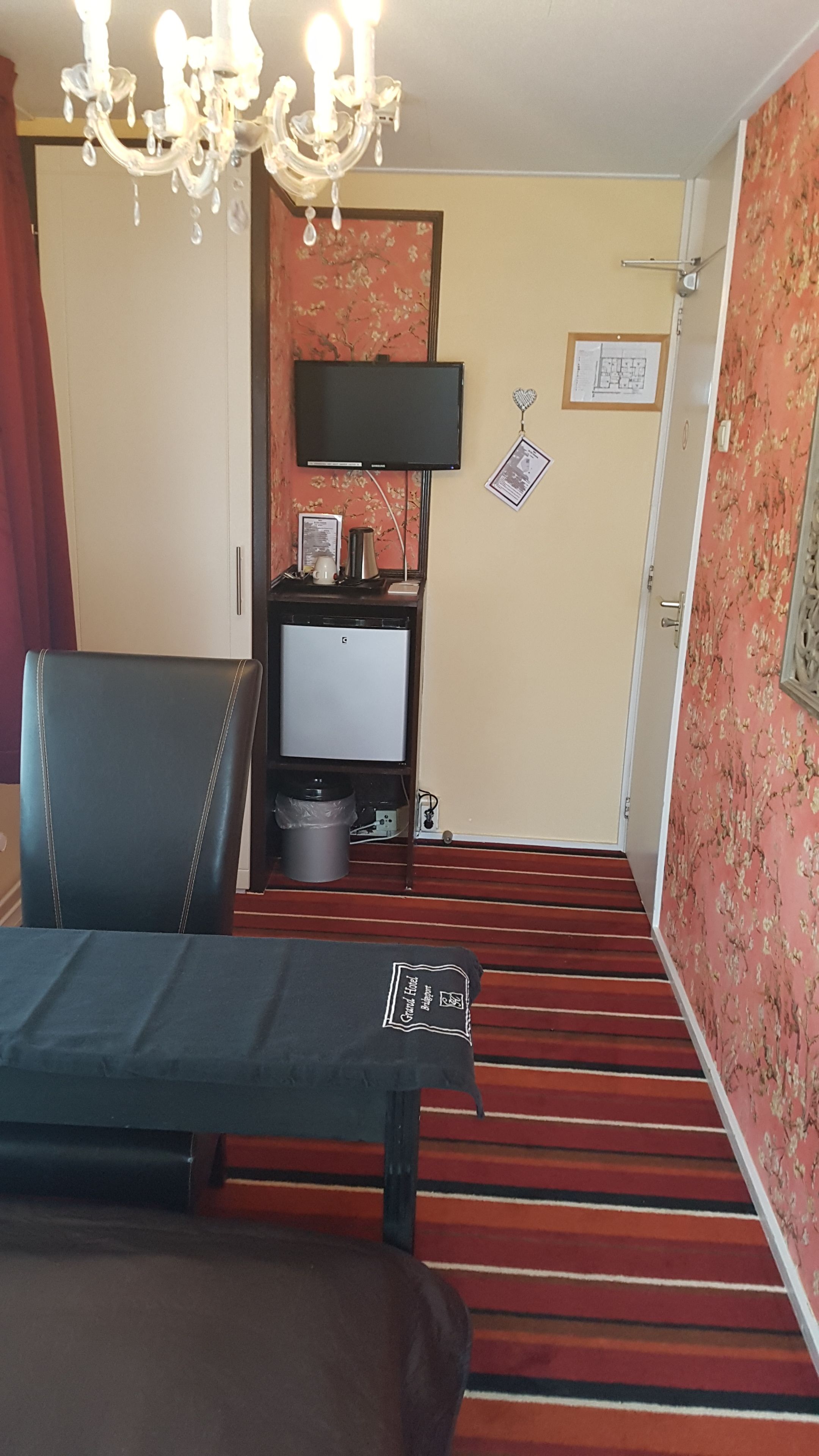 single room | in-room safe, desk, soundproofing, free wifi