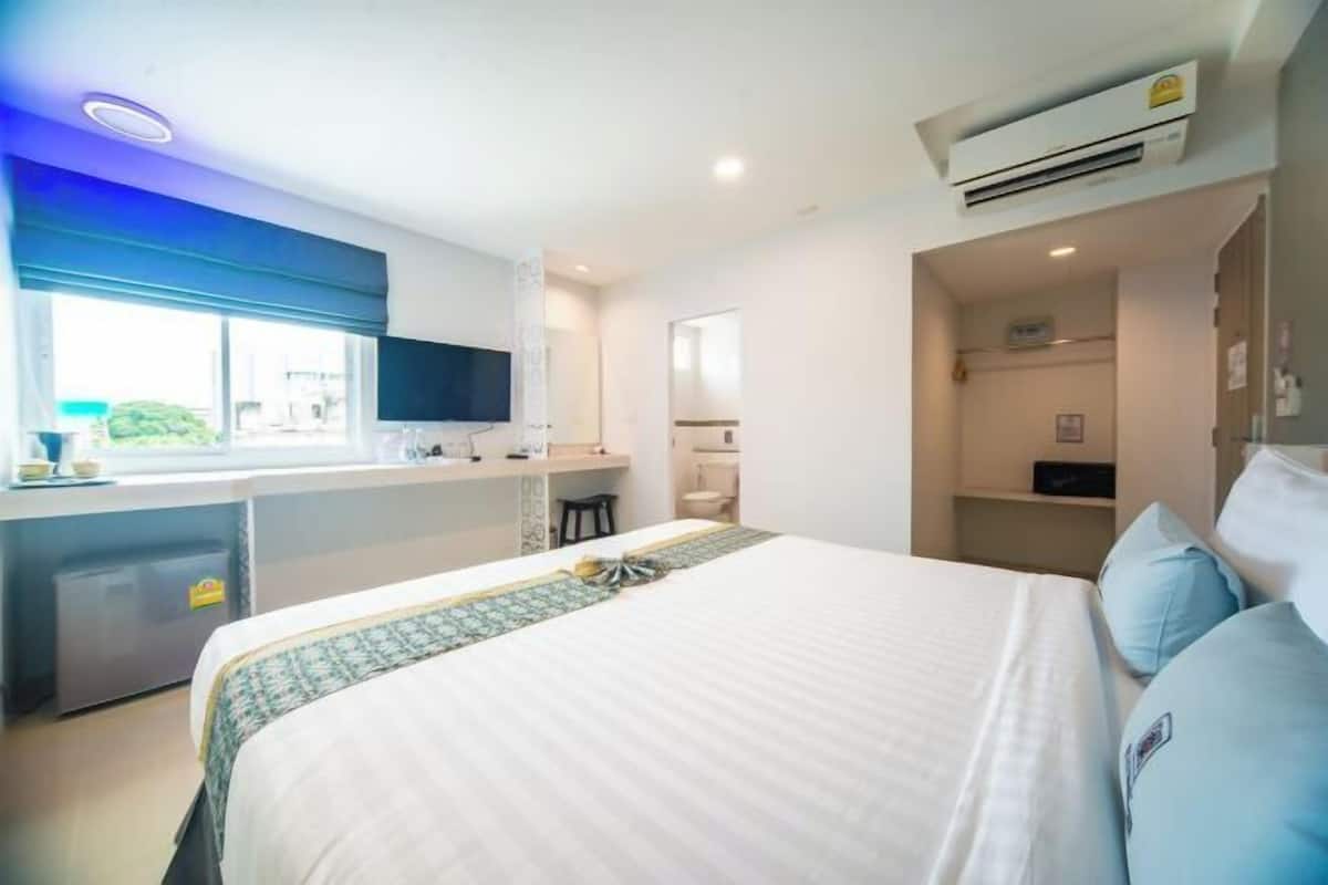 Premium bedding, in-room safe, individually decorated, desk