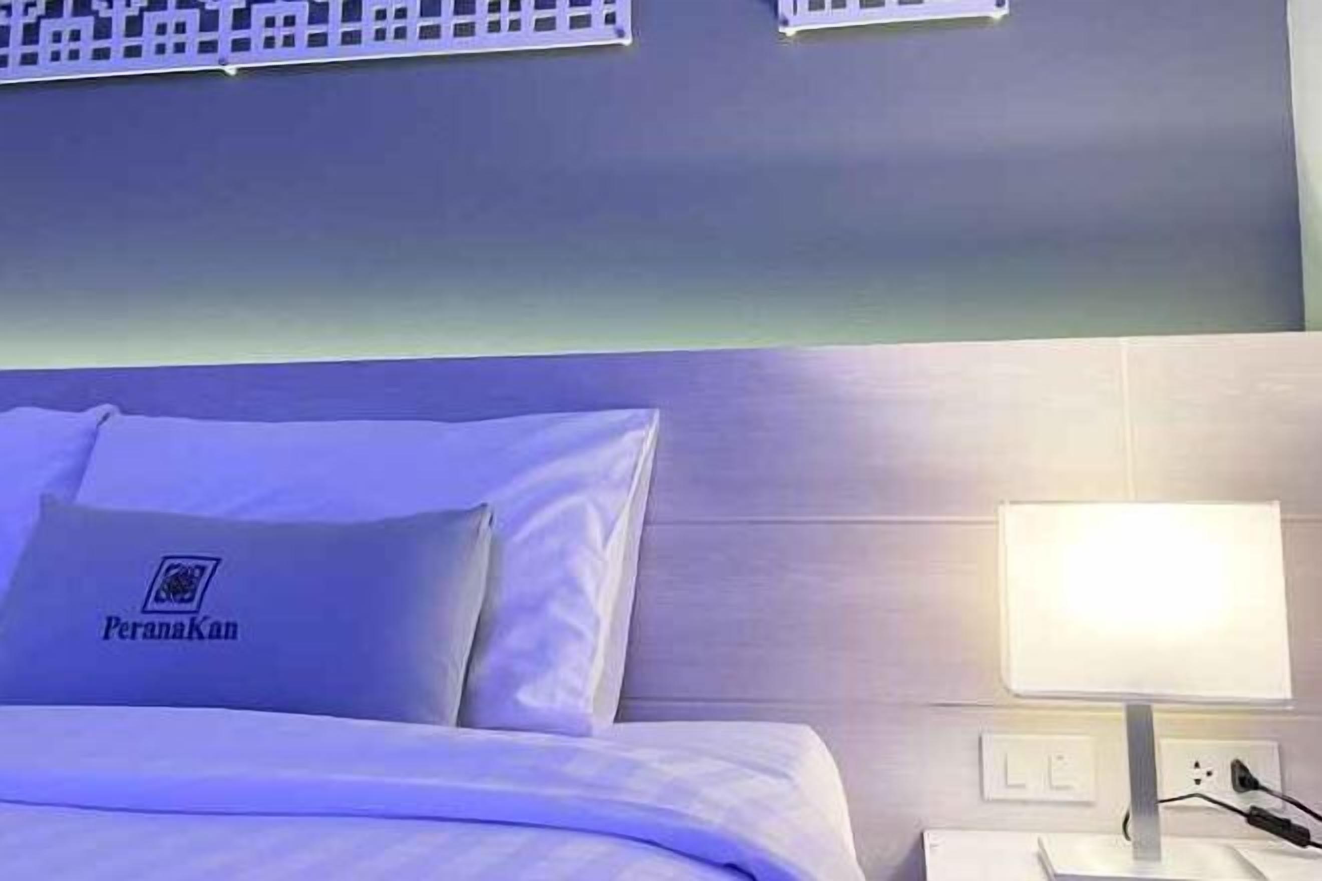 Ropa de cama de alta calidad y caja de seguridad en la habitación 