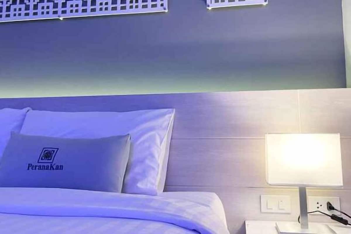 Ropa de cama de alta calidad y caja de seguridad en la habitación