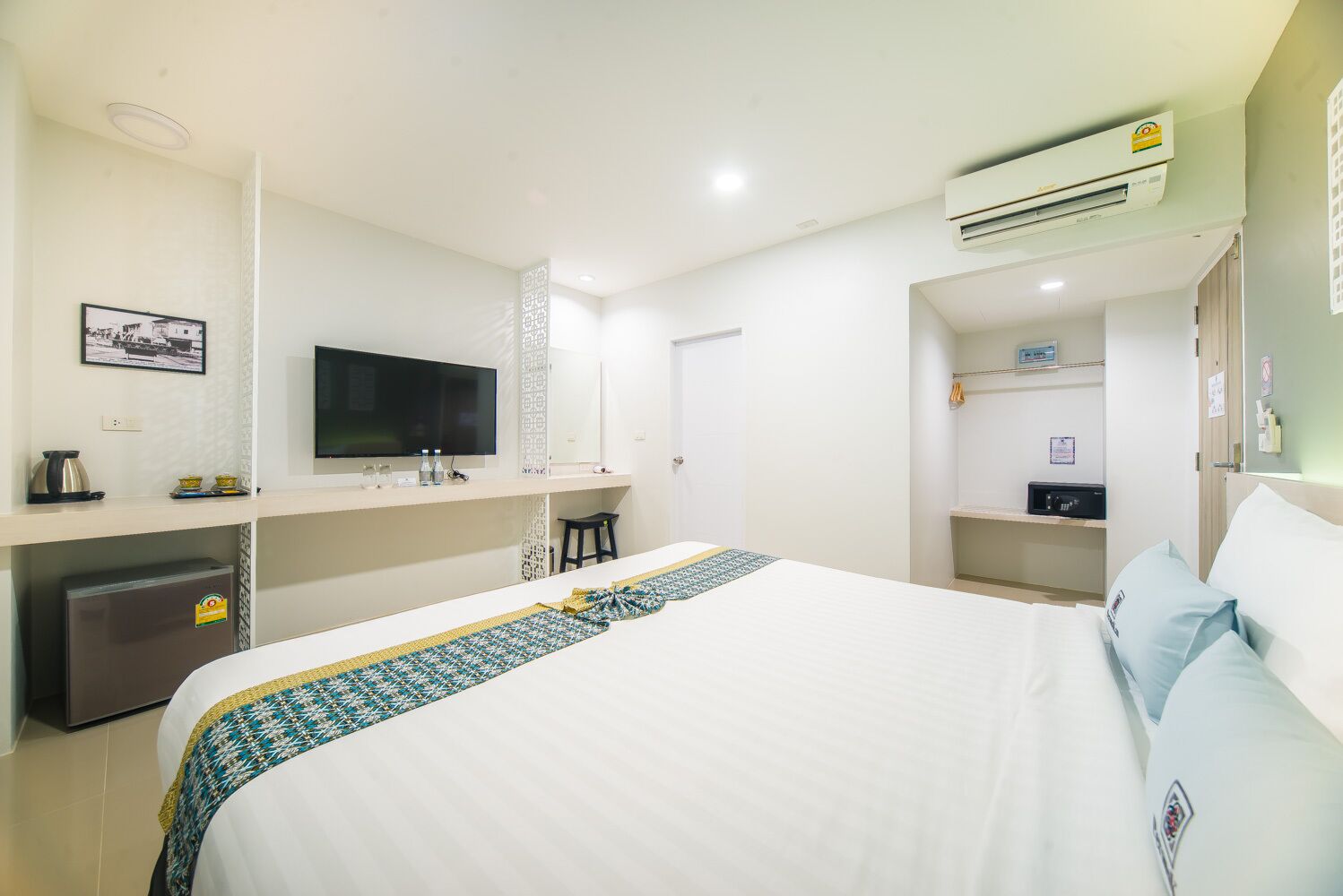 standard double room | premium bedding, in-room safe, individually decorated, desk