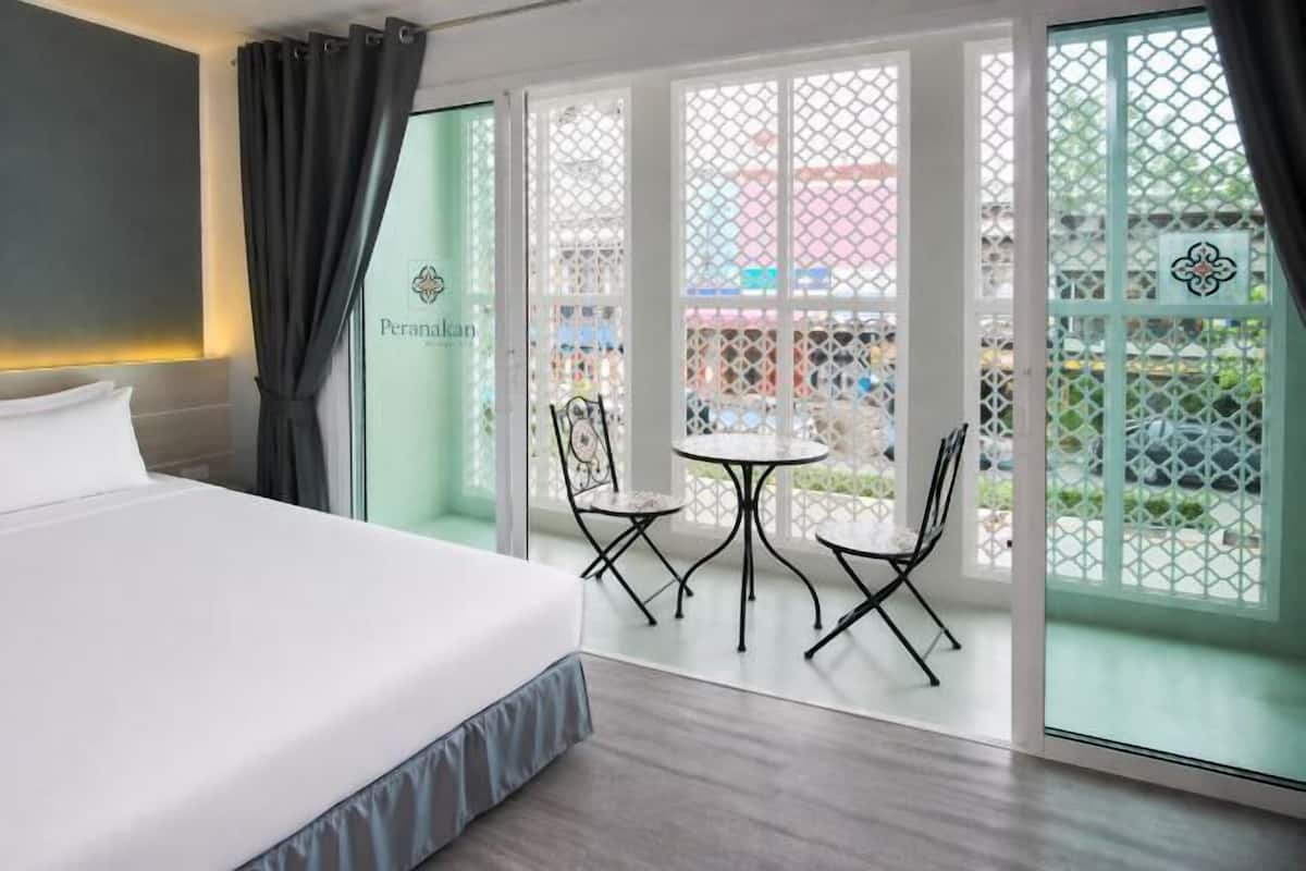 Ropa de cama de alta calidad y caja de seguridad en la habitación