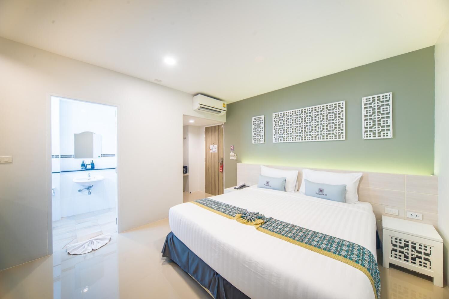 premium bedding, in-room safe, individually decorated, desk