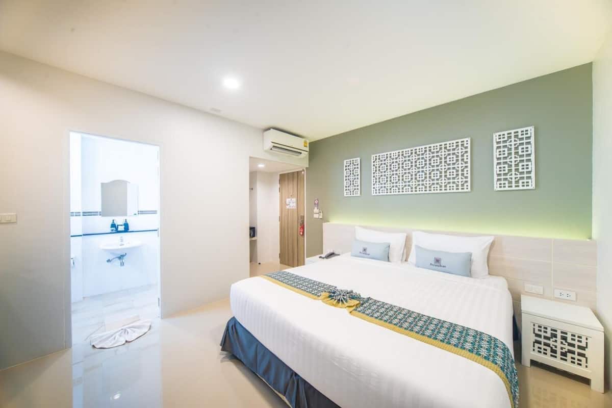 premium bedding, in-room safe, individually decorated, desk