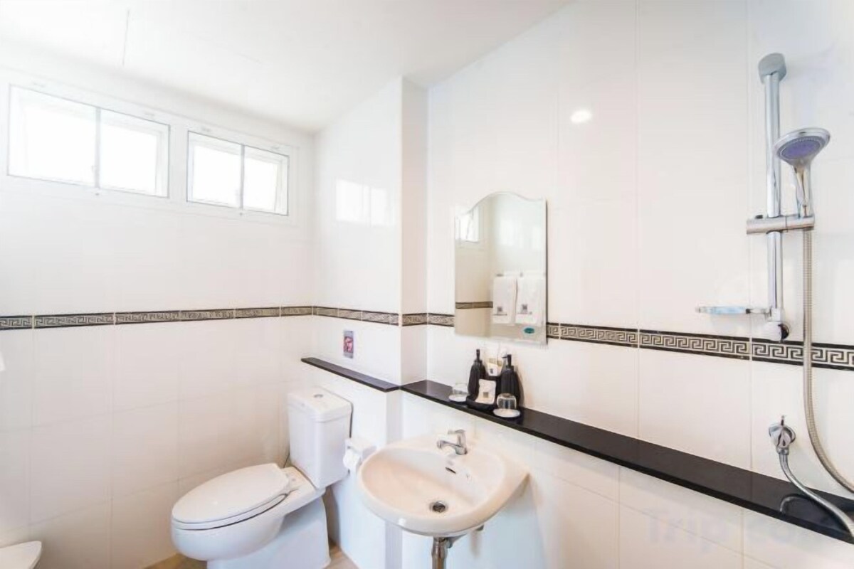 Baño | Ducha, artículos de higiene personal gratuitos y secador de pelo