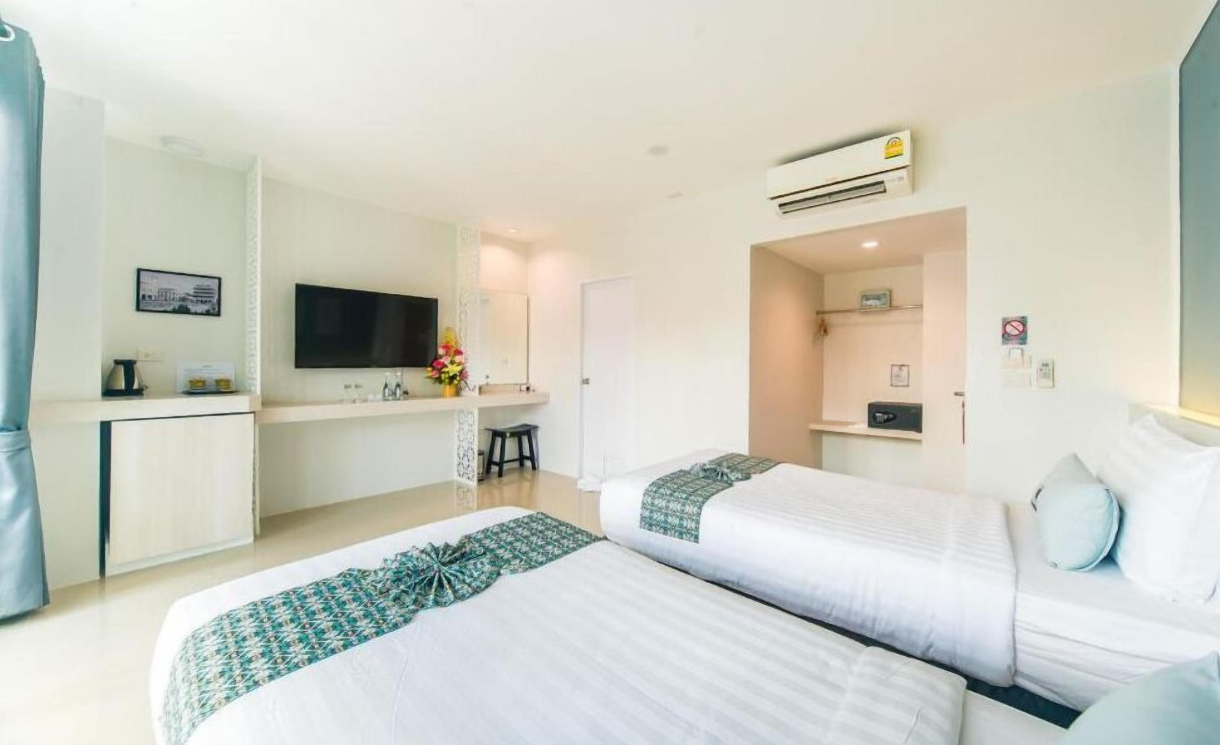 premium bedding, in-room safe, individually decorated, desk