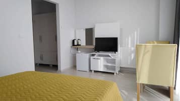 Suite, Non Smoking | 1 bedroom, Egyptian cotton sheets, premium bedding, free minibar items