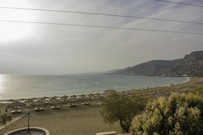 Am Strand, Liegestühle, Sonnenschirme