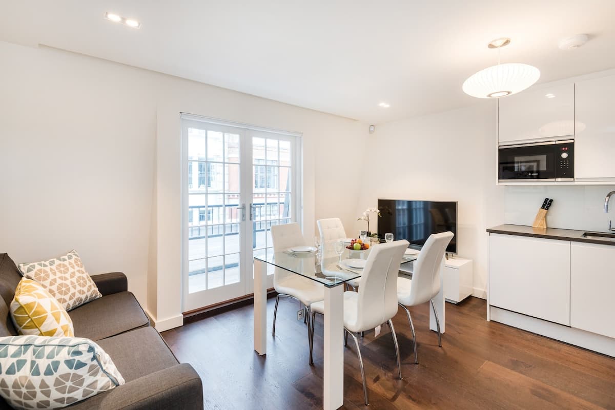 Apartament urbà, 2 dormitoris ((154) Sloane 6) | Sala d'estar | Televisor intel·ligent de 30 polzades amb canals per satèl·lit