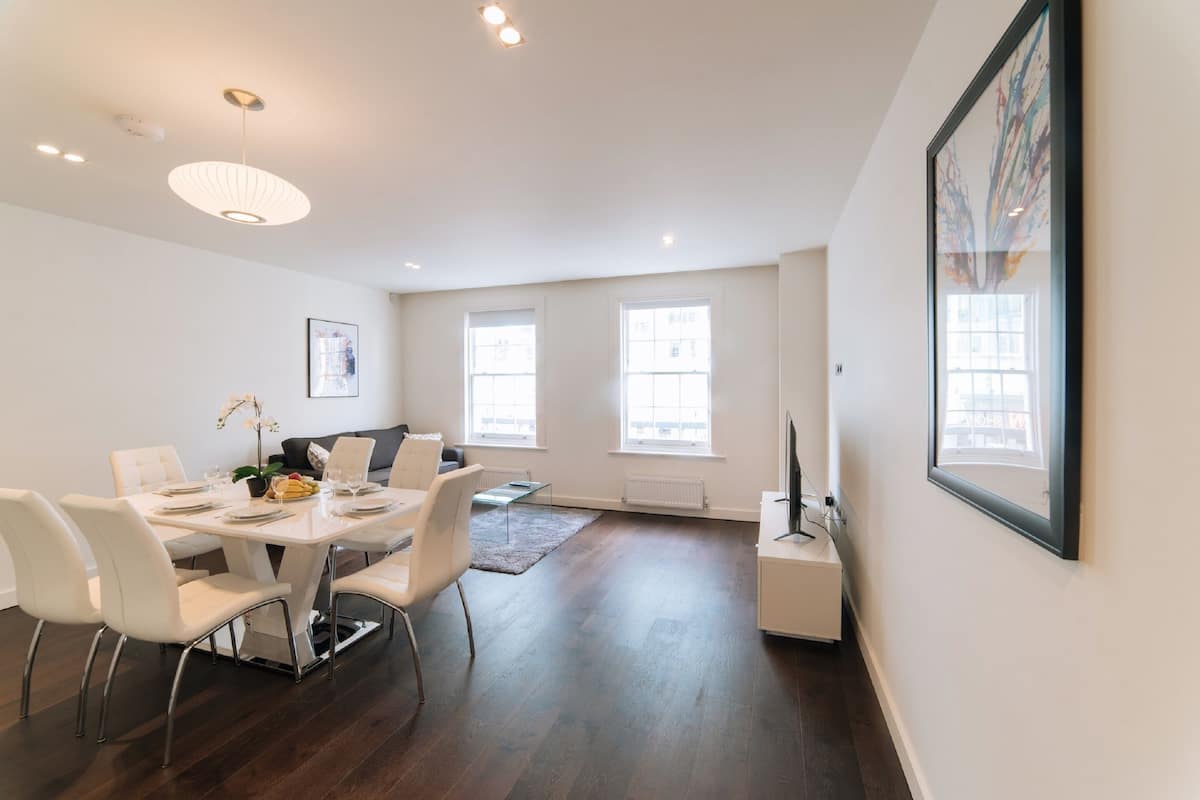 Appartement Ville, 3 chambres ((150) Sloane 2) | Coin séjour | TV connectée de 30 pouces avec chaînes par satellite, télévision