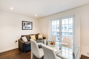 Appartamento City, 2 camere da letto ((154) Sloane 6) | Soggiorno | Smart TV 30 pollici con canali satellitari, TV