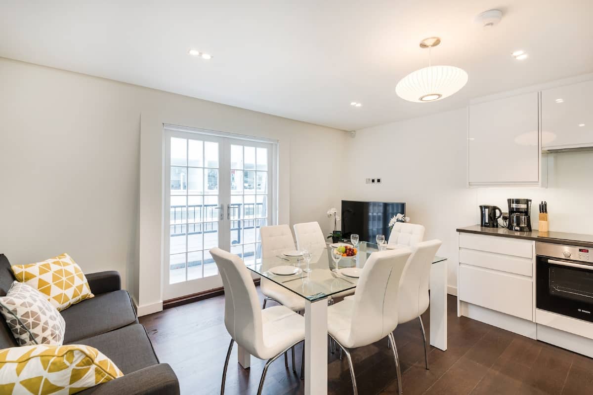 Appartement Ville, 3 chambres ((155) Sloane 7) | Salle de séjour | TV connectée de 30 pouces avec chaînes par satellite, télévision