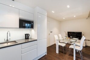 Apartamento urbano, 3 quartos ((153) Sloane 5) | Cozinha privada | Geladeira grande, micro-ondas, fogão, cooktop