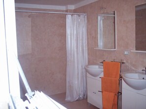 Chambre Confort, plusieurs lits, non-fumeurs | Salle de bain | Douche, douche à « effet pluie », sèche-cheveux, bidet