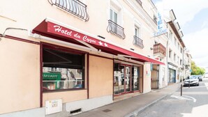 A hotel facade with a red awning, large windows, and a visible sign for 'Hotel du Cygne'. - Hôtel Du Cygne (Auxerre)
