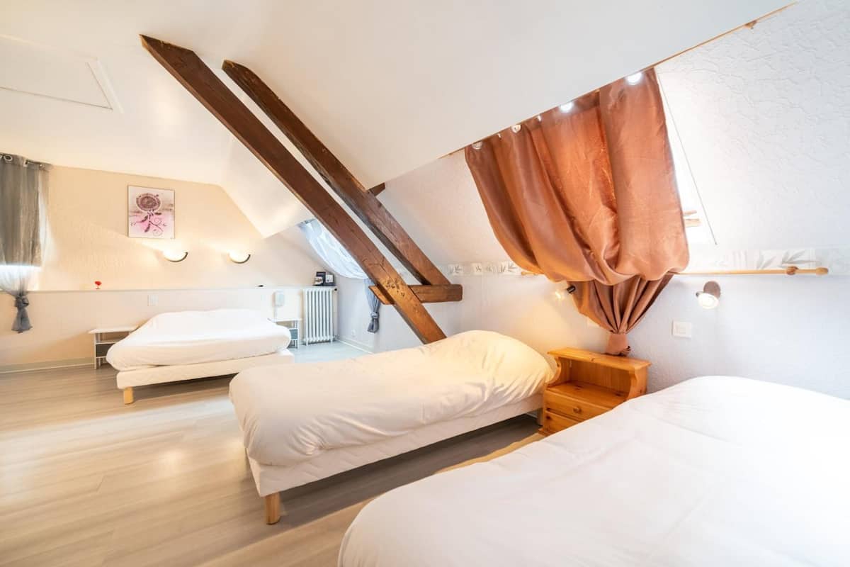 Kamar Quadruple Keluarga | Seprai premium, tirai kedap cahaya, kedap suara, dan Wi-Fi gratis